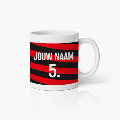 Gepersonaliseerde Naam & Nummer Mok – Witte Keramische Koffiemok 330 ml – Rood & Zwart Gestreept Shirt Design Cadeau