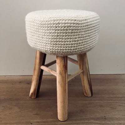 Luna-Leena duurzaam houten krukje /stoel + hoes wol gebroken wit - schapenwol - H40cm x 30ø cm - hand gehaakt in Nepal - kinderstoel - kinderkruk - kruk - knitted cover - kids decoration stool - wool - landelijk - woonkamer