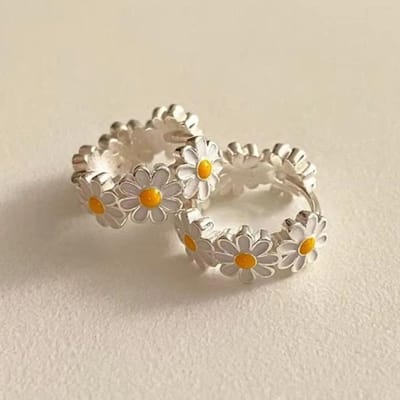 Huitan Margriet Bloem Oorbellen Tienermeisjes Dagelijkse Accessoires Exquisiet Vrouwelijk Veelzijdig Delicaat Zoet Dames Zomer Sieraden beige