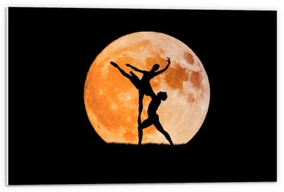 Forex - Dansend Koppel voor de Maan - 60x40cm Foto op Forex