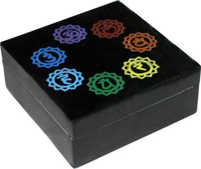 Zeepsteen Doos Zeven Chakra Symbolen in Cirkel 10x10 cm.