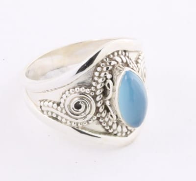 Bewerkte zilveren ring met blauwe chalcedoon - maat 19