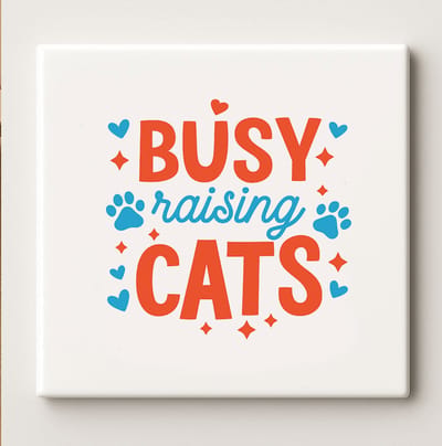 Busy Raising Cats Tegel – Grappige 15x15cm Keramische Wanddecoratie – Perfect Cadeau voor Kattenliefhebbers, Huis of Kantoor Decoratie