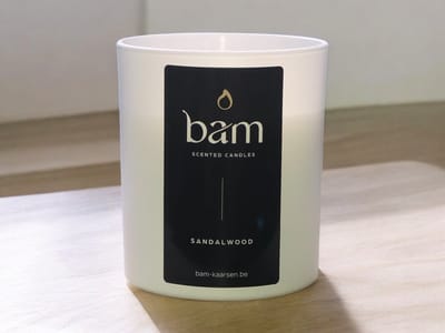 BAM Sandalwood Geurkaars – Sandelhout Kaars met Houten Wiek – Vegan Geurkaars van Zonnebloemwas – 60 Branduren – Handgemaakt in België
