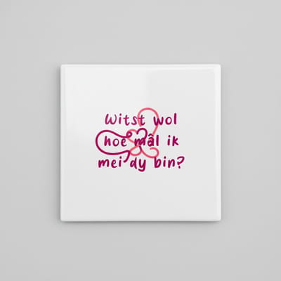 Friese Liefdesquote Tegel 15×15 cm – “Witst wol hoe mâl ik mei dy bin?” – Romantisch Keramisch Cadeau & Woondecoratie