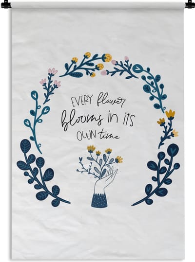 Wandkleed - Wanddoek - Spreuken - Every flower blooms in its own time - Quotes - 120x180 cm - Wandtapijt