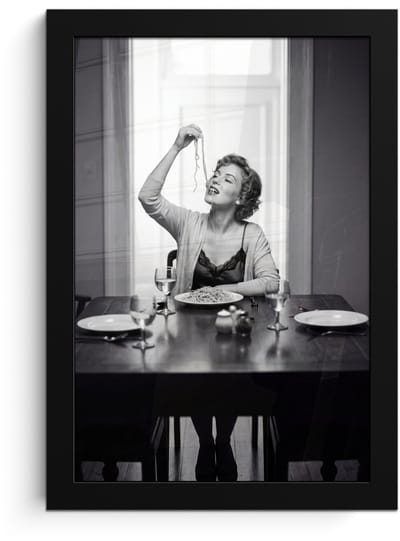 Poster in lijst - Fotolijst 20x30 cm - Posters - Vrouw - Spaghetti - Zwart - Wit - Posterlijst zwart - Decoratie - Wanddecoratie woonkamer - Muurdecoratie slaapkamer