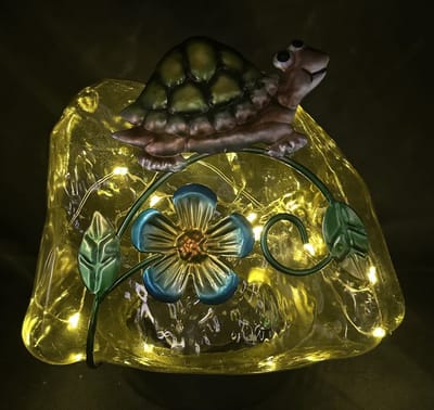 Decoratieve solarlamp "steen met dier" - geel + schildpad - 10 LEDs - kunststof en metaal - staand model of op grondspies - hoogte 15 x 14 x 12.5 cm - Tuindecoratie - Tuinverlichting