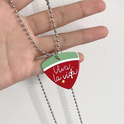 Elegante en sprankelende watermeloen hanger, met een schattig en speels fruitstijl ontwerp, een voortreffelijk en levendig dames sieraden item. beige