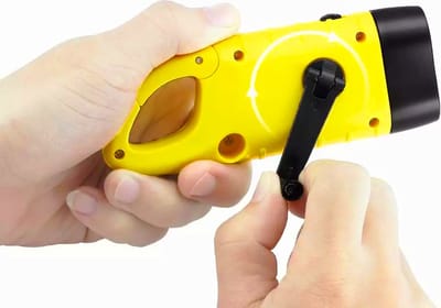 Dynamo En Solar LED Zaklamp Met Clip - Oplaadbare Flashlight - Op Zonne- Energie Gedreven - Met Hand Gedreven Dynamo Oplaad Functie - Handmatig Aangedreven Oplaad Lamp - Geschikt Voor Kamperen, Varen, Outdoor Activiteiten, Kamperen, Noodpakket - Geel