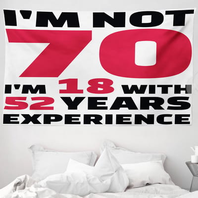 ABAKUHAUS 70e verjaardag wandtapijt, "Ik ben 18 met 52 jaar ervaring" Humoristische feesttekst, 230 x 140 cm, donker koraalwit