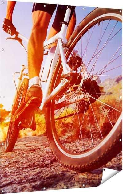 Gards Tuinposter Mountainbike Fietser op Stenen bij Zonsopgang - 120x160 cm - Tuindoek - Tuindecoratie - Wanddecoratie buiten - Tuinschilderij