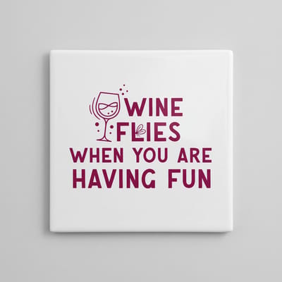 Wine Flies When You Are Having Fun Tegel – Grappige Wijn Quote – Bar- & Keukendecoratie – Keramische Tegel 15 × 15 cm