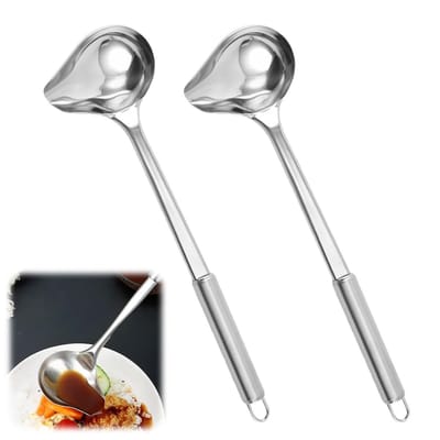 Ynkkvre - Jus/saus lepel - 2 Stuks - Juslepels - Sauslepels - Roerlepel - Soeplepel - Kooklepel - Opscheplepel - Sauslepel - Serveerlepel - Lepels - Roeren - sauzen - Eetlepel - Opscheppen - Lepel met haakje - Sauslepel met schenktuit - RVS - 26.8 cm