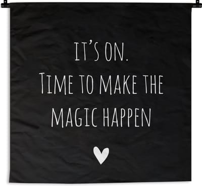 Wandkleed - Wanddoek - Engelse quote "It's on. Time to make the magic happen" tegen een zwarte achtergrond - 150x150 cm - Wandtapijt