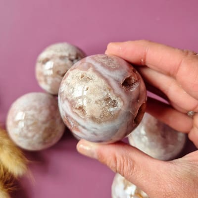 Roze Amethist Bol 50–55mm – Pink Amethyst Sphere met Druzy