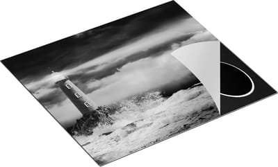 Chefcare Inductie Beschermer Vuurtoren op een Storm Zee met Golfen Water - Zwart Wit - 60x50 cm - Afdekplaat Inductie - Kookplaat Beschermer - Inductie Mat