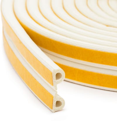 Zelfklevende Deur- En Raamafdichting Tochtstrip Op Rol – P-Profiel – Wit – 6 Meter (2 × 3 m) – Voor Kieren Van 2–5,5 mm – EPDM Rubber – Isolerend, Weer- En UV-Bestendig – Voor Deur En Raam [11597WH]