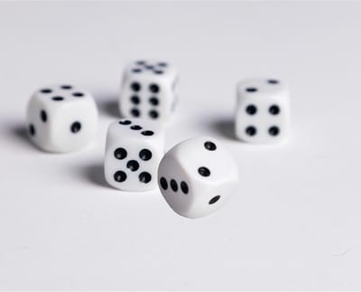 Speelgoed spellen Dobbelstenen - 12x stuks - wit/zwart - kunststof - Dobbelen - Spelletjes