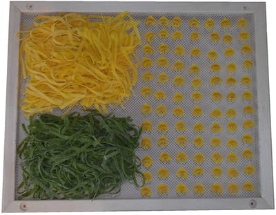 Dienblad droogt pasta, hout, beige