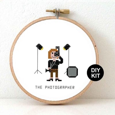 Fotograaf borduurpakket - kado voor fotograaf borduren volwassenen - vrouwlijke fotograve borduurpatroon - moderne borduurpakketten inclusief DMC borduurgaren en houten borduurring