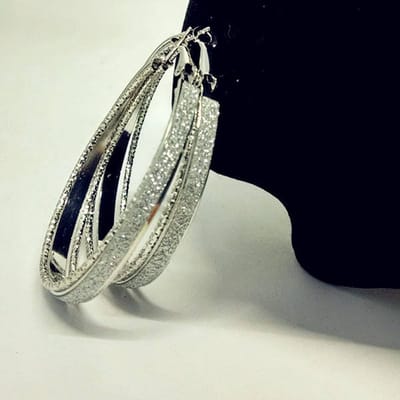 Lumici® | FrostyShine Earrings - Bevroren Glitter Oorbel - Oorbellen - Oorknopje - Glamour - Frozen - Trendy - Geschenk - Cadeau Voor Vrouwen - Valentijn - Liefde - Verrassing Familie - Zilver - Goud / Zilver