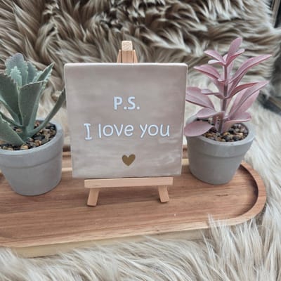 Robuust wenstegeltje “ps i love you” – Keramiek 10x10 cm – Wanddecoratie & Cadeau – Cadeau vriendin, partner , valentijnsdag, zomaar, jubileum – Trendy nu - Decoratie