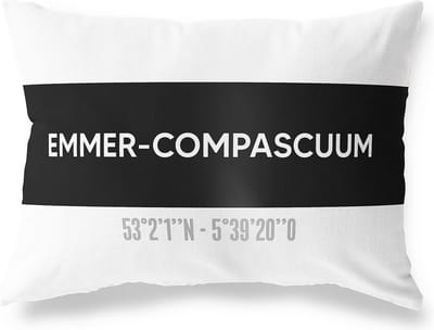 Tuinkussen EMMER-COMPASCUUM - DRENTHE met coördinaten - Buitenkussen - Bootkussen - Weerbestendig - Jouw Plaats - Studio216 - Modern - Zwart-Wit - 50x30cm