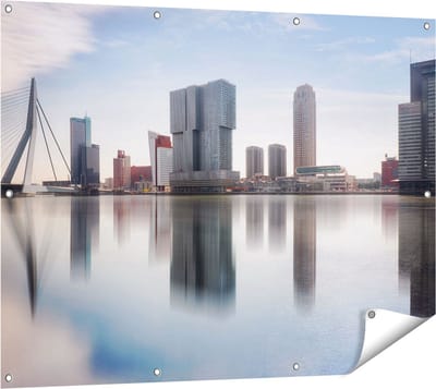 Gards Tuinposter Rotterdamse Skyline met de Erasmusbrug - 120x90 cm - Tuindoek - Tuindecoratie - Wanddecoratie buiten - Tuinschilderij