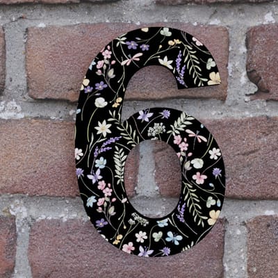 Huisnummer Arial 6 zwart met bloemen - Maat: Klein (10 cm) - zelfklevend - Huisnummerbord
