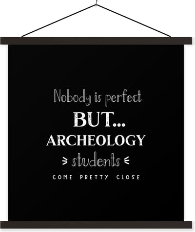 Posterhanger incl. Poster 60x60 cm - Schoolplaat - Quote - Studenten - Archeoloog - Textielposter - Zwarte latten