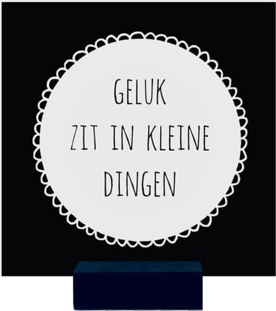 GELUK ZIT IN KLEINE DINGEN | tegeltje van forex | 13 x 13 cm | met zwarte houder