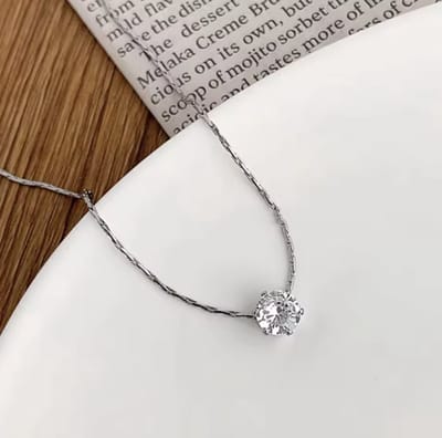 Elegant & Luxe Ketting met Zirkoon - Kleur: Zilver - Lengte: 40 CM - Dames / Vrouwen Ketting - Necklace - Hoge Kwaliteit - Chique Ketting - Subtiel & Luxe - Glitter / Zirkonia Steentje - Roestvrijstaal / RVS - Verkleurt Niet - Incl Cadeau Verpakking