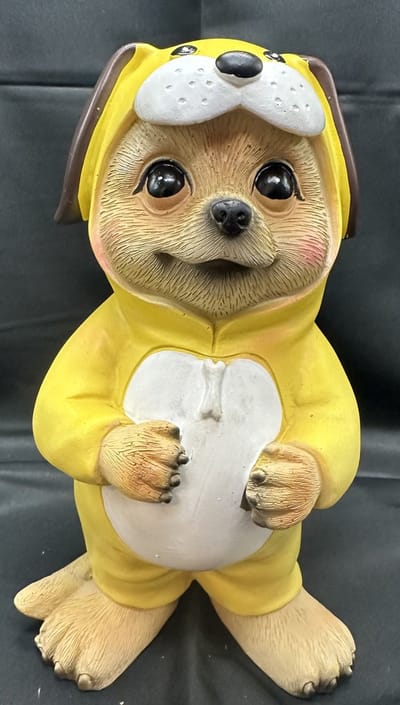 Decoratief beeld "stokstaartje in onesie" - hond - polyresin - hoogte 23x14x12cm - Woonaccessoires - Decoratieve beelden