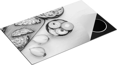 Chefcare Inductie Beschermer Gesneden Uien op een Witte Houten Tafel - Zwart Wit - 85x52 cm - Afdekplaat Inductie - Kookplaat Beschermer - Inductie Mat