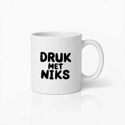 Grappige Koffiemok met "Druk met Niks" Tekst – Humoristisch Cadeau voor Vrienden & Collega’s
