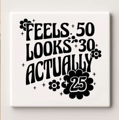 Grappige Verjaardag Tegel 15x15cm - Retro Leeftijd Humor Cadeau | "Feels 50 Looks 30 Actually 25" Milestone Decoratie