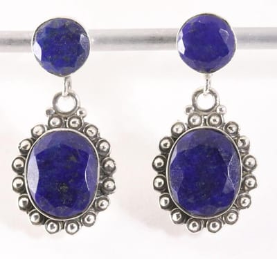 Bewerkte zilveren oorstekers met lapis lazuli