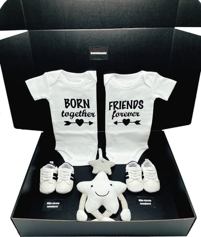 kraamcadeau tweeling met witte rompers - babysneakers en pluche muziekmobiel - ook rechtstreeks te versturen met kaart