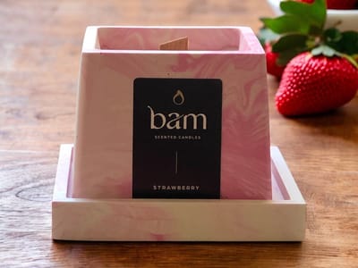 BAM Geurkaars Strawberry – Handgemaakte Aardbei Geurkaars in Roze Gemarmerd Vierkant Potje met Houten Wiek – Vegan Kaars van Natuurlijke Zonnebloemwas – 30 Branduren