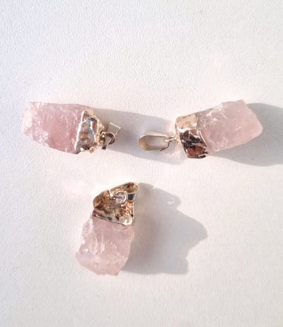 ThaleiaDesign - Rozekwarts ruw ketting hanger - Edelstenen en Mineralen - Spiritualiteit - cadeau vrouw - beschermend - chakra - meditatie - sieraden - paars - bedel - kettingbedel - moederdag - valentijn - roze - liefde
