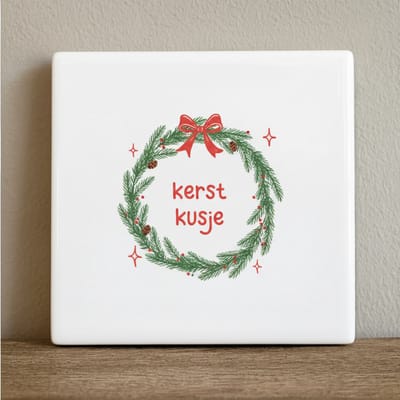 Kerstkrans Decoratieve Keramische Tegel 15x15 cm – “Kerst kusje” Feestelijke Wanddecoratie met Groen Design