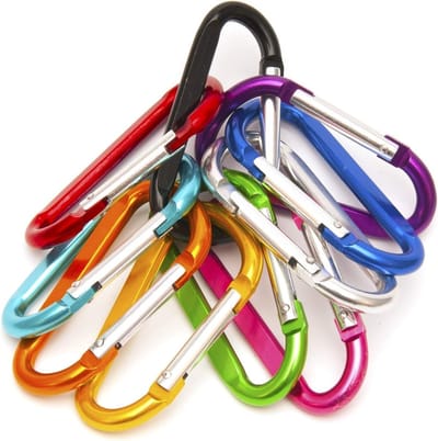 Set van 10 D-ring carabiners van aluminiumlegering voor sleutelhangers, klimhaken en outdoor activiteiten zoals kamperen en wandelen.