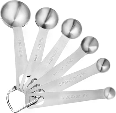 Set van maatlepels voor nauwkeurig afmeten van ingrediënten, perfect voor koken en bakken