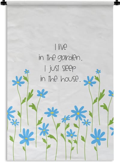 Wandkleed - Wanddoek - Quotes - Spreuken - I live in the garden I just sleep in the house - 120x180 cm - Wandtapijt