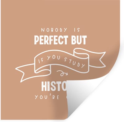 Muurstickers - Sticker Folie - Quote - Geschiedenis - Studeren - 100x100 cm - Plakfolie - Muurstickers Kinderkamer - Zelfklevend Behang XXL - Zelfklevend behangpapier - Stickerfolie
