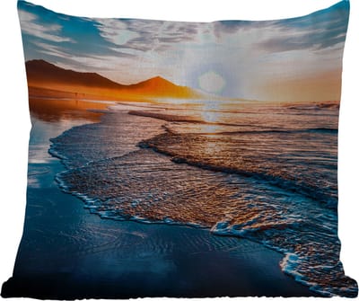 Tuinkussen - Zonsondergang - Zee - Berg - Horizon - Landschap - Blauw - 40x40 cm - Weerbestendig
