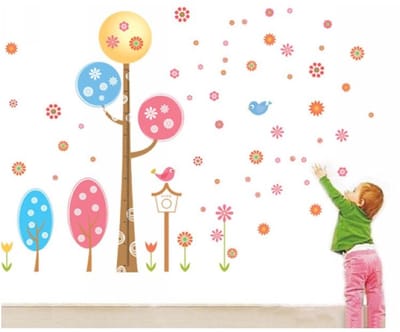 Decoratieve muurstickers met ronde boom- en bloemmotieven.