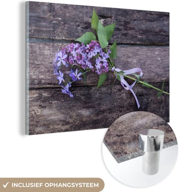 ® Glasschilderij 180x120 cm - Schilderij acrylglas - Boeket paarse seringen op houten tafel - Foto op glas - Muurdecoratie woonkamer - Wanddecoratie slaapkamer - Schilderijen