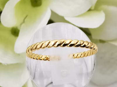 Ring - RVS - Minimalistische - maat 13 - dunne Twister ring - Goudkleurige. Deze ring is open aan het achterkant.